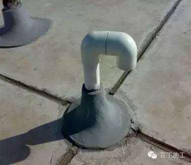 排气管应设置在结构层上;穿过保温层的管壁应打排气孔,屋面排气孔应