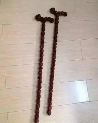 赌核桃失手,灵机一动干脆做一个核桃拐杖孝敬爷爷!