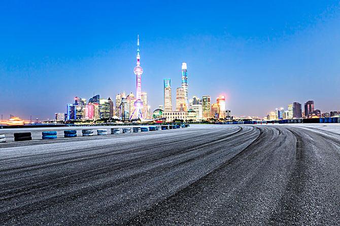 上海城市建筑和沥青公路景观在傍晚