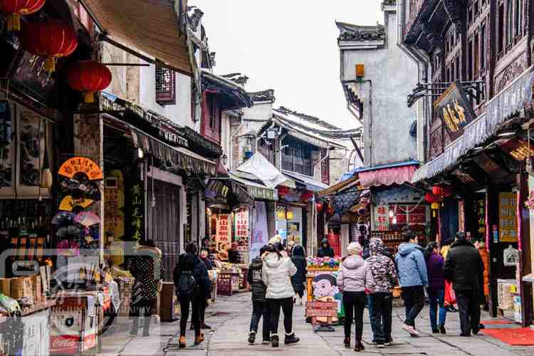 安徽南部面积最小的区,常住人口291188人,一老街依山傍水很繁华