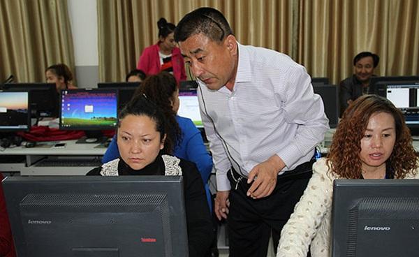 巴里坤山南开发区学校老师参加"微课"制作培训-哈密地区政府网站