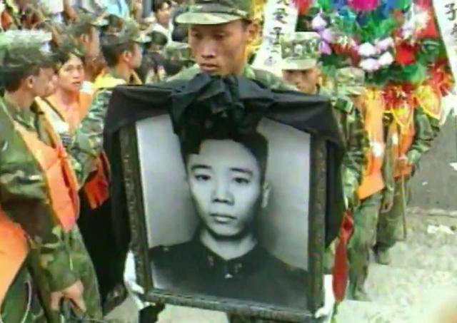 儿子参加抗洪救援,因过度劳累牺牲,父亲穿上儿子的军装继续抗洪