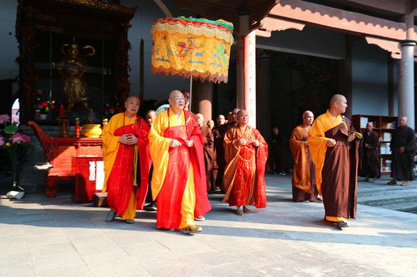 湖南省佛教协会副会长,益阳市佛教协会会长,益阳白鹿寺方丈明良法