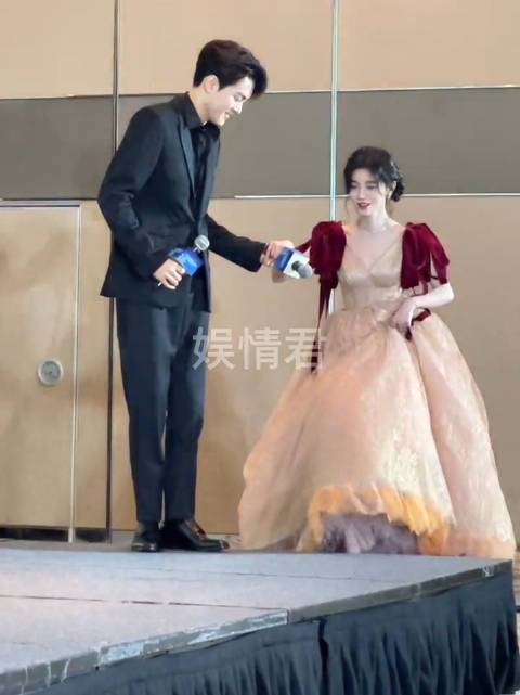 鞠婧祎红丝绒肩带礼裙## 曾舜晞扶鞠婧祎