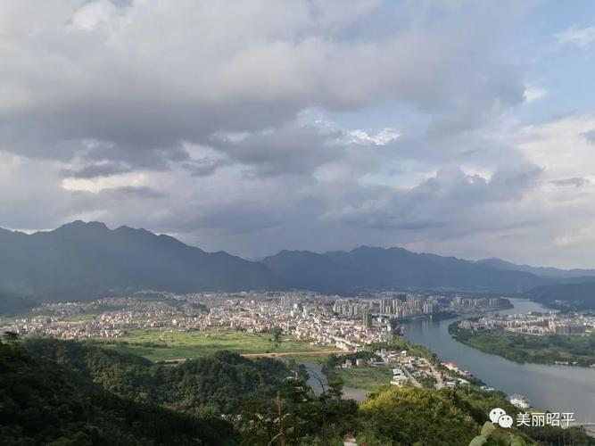 昭平一个绝佳观景点,可以一览全城景色,就在县城内!