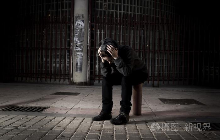 悲伤的女人独自一人在街上痛苦沮丧绝望