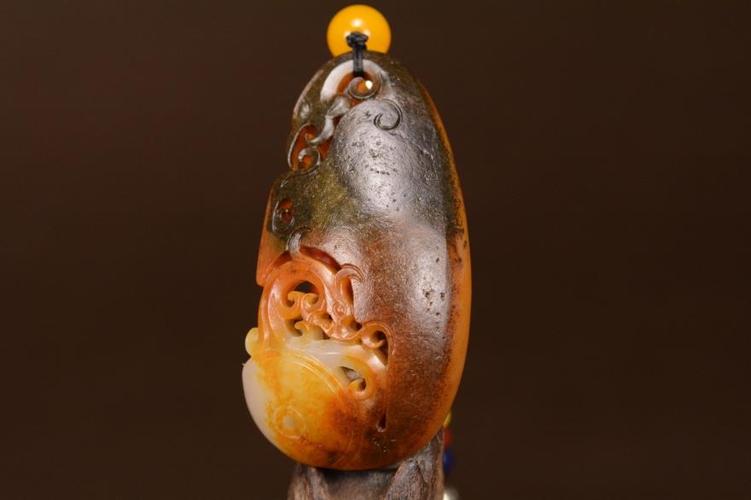 海派玉雕大师张良作品 黑黄皮 和田玉 玉龙喀什河 龙凤呈祥 满皮