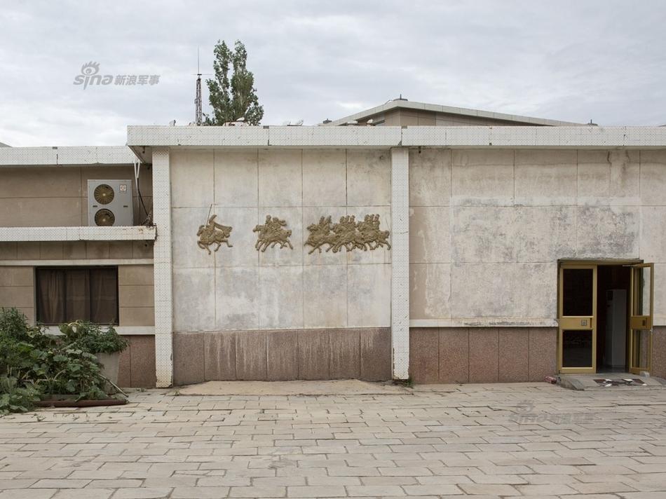 假山,后面就是一望无际的戈壁滩,在这里可以眺望远处核基地的冷却塔