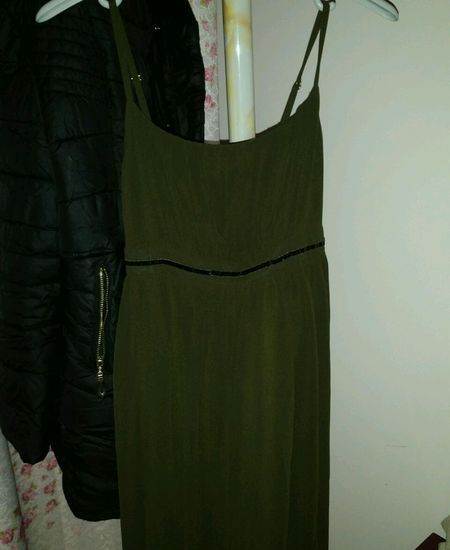 墨绿色吊带压褶连衣裙墨绿色连衣裙