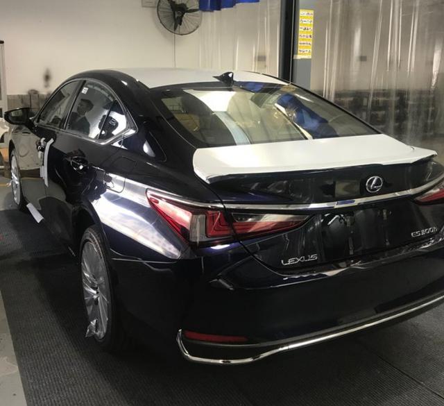 小伙花51万买辆雷克萨斯es300,对比奥迪的内饰朋友笑了