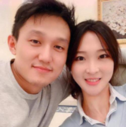 前女排队长惠若琪退役之后,她与男友杨臻博举行了婚礼,相片中