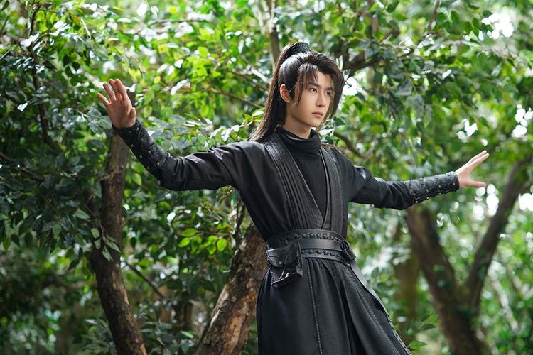 剧中谢允一登场就是帅气的黑色夜行衣,他在树上飞来飞去,还用钱币