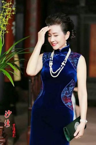 现在是各大旗袍选美活动的资深评委.她热爱传播美丽事业