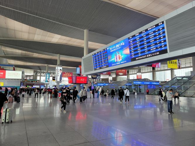 网络中国节清明小长假运输第一天铁路成都车站迎来今年客流最高峰