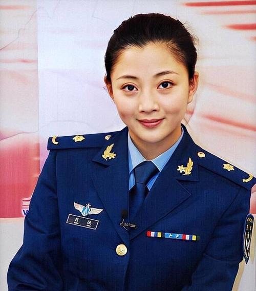 阅兵式上女兵方阵惊艳全国,哪位军装女神最是英姿飒爽