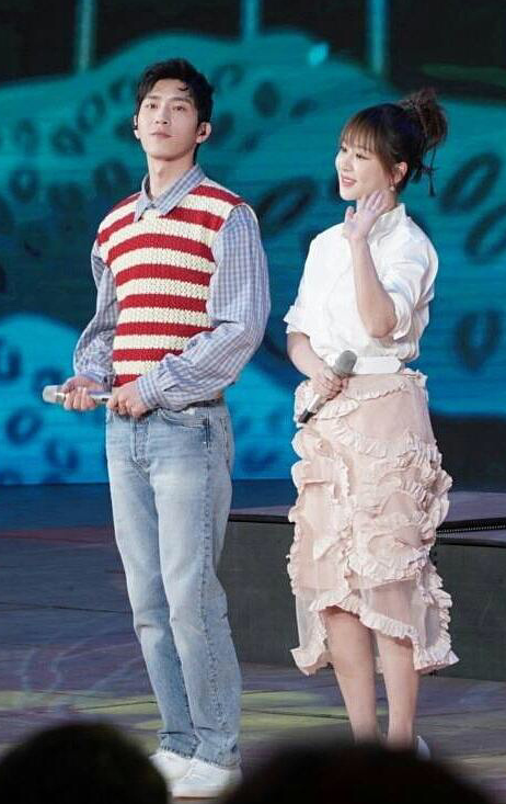 原创20岁的宋祖儿遇上18岁的欧阳娜娜仿佛就是没长大的孩子