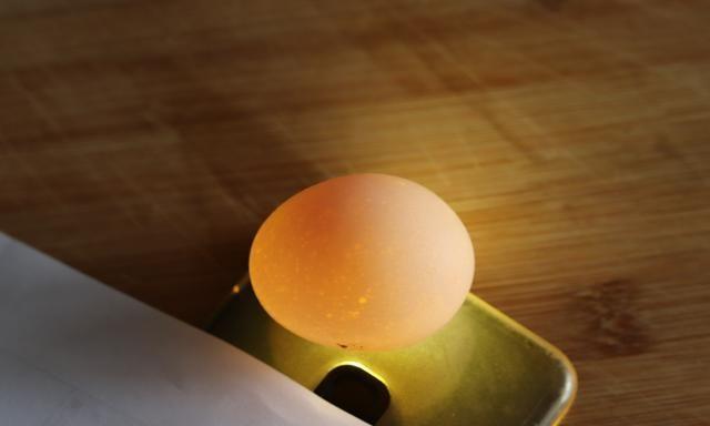 3)小的时候老妈经常拿着手电筒照一下鸡蛋,看看鸡蛋是不是坏了,老妈