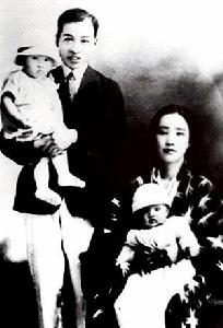 她是中国 数学家苏步青的妻子,为苏步青在日本留学时的老师松本教授之