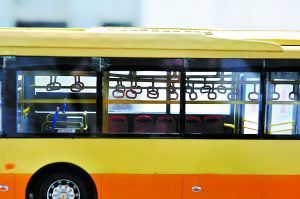 广州男子爱好制作公交车模型,可"以假乱真"