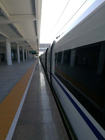 上饶高铁站和火车站是同一个站从这条电梯通道可以实现快速换成不用