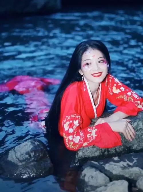 抖音上有一位以古风短视频为主的古风网红美女,抖音网红御儿与陈瑶