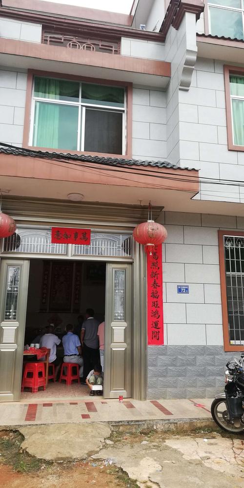门口的对联是张雄生的孙女所书!真象男人的字一样,苍劲有力.