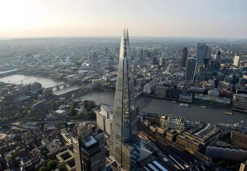 这幢大厦是英国第一高楼,造型像个锥形塔,在伦敦市区