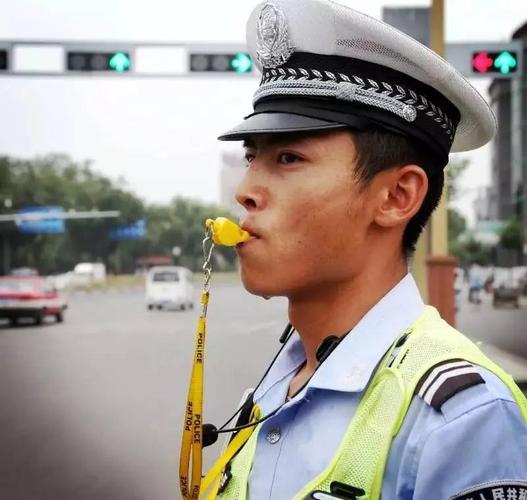 一线警察夏季执勤 这个小装备能派上大用场(组图)