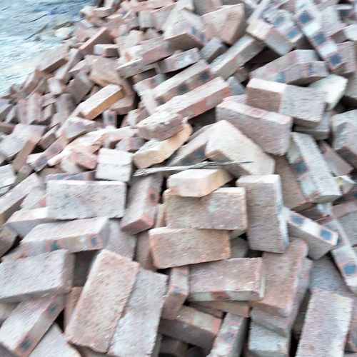 她用砖头砸向她老公