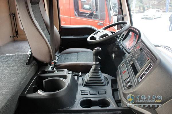 欧曼2019款lng重卡驾驶室