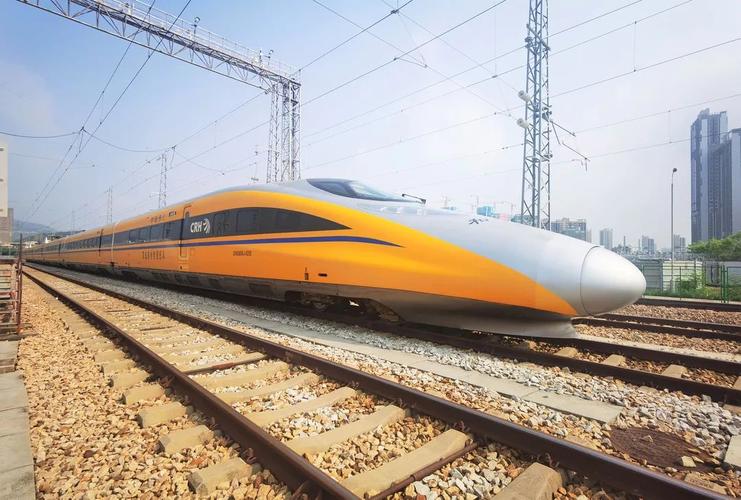 北部粤赣省界的55690次黄色高速列车crh380aj-0202缓缓驶出深圳北站