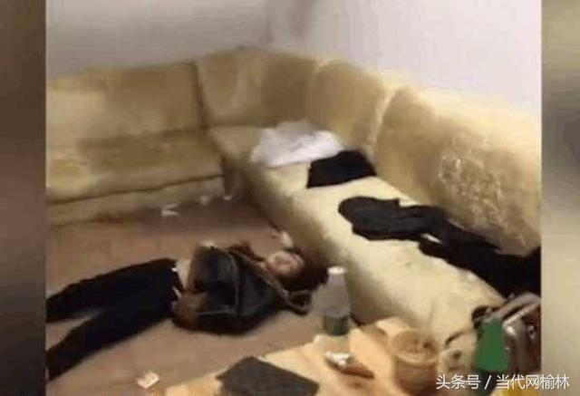 女子喝醉酒衣衫不整的躺ktv包房的地上,网友:地上还有避孕套!