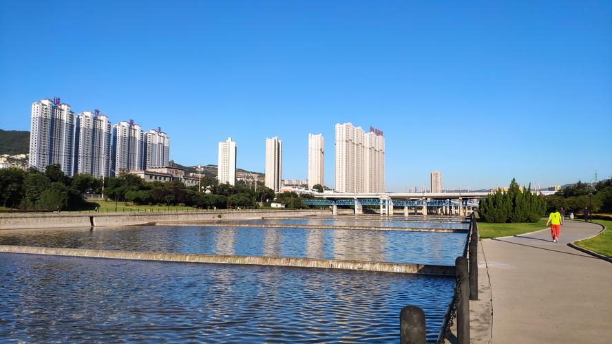 9.8 阳泉的早晨,走在桃河风景带,天空湛蓝,空气清新.