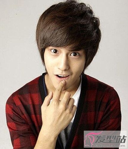 男生短发离子烫发型 干练利落尽显个性魅力