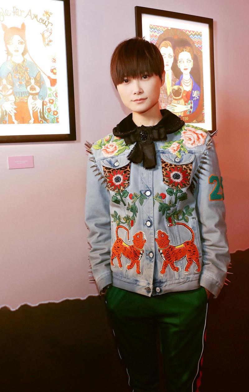 组图:李宇春牛仔造型亮相艺术展 街头范儿十足