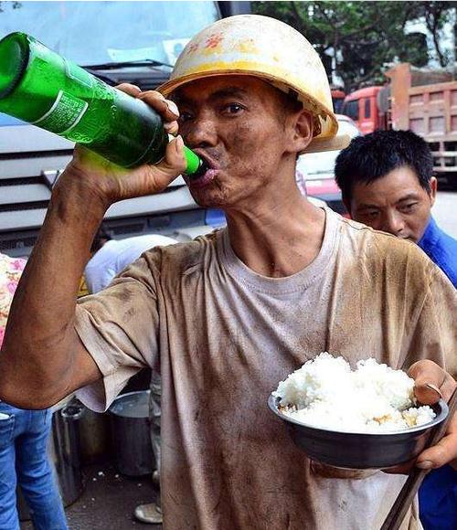 农民工的午饭, 大碗吃肉喝酒! 工地干活辛苦, 吃完再来一碗