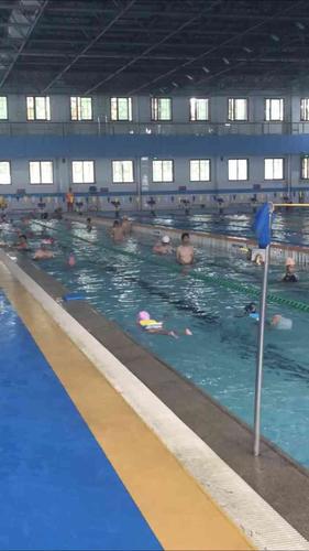 郡王府游泳馆-"小时候就经常去,基本没变样,周末人多.