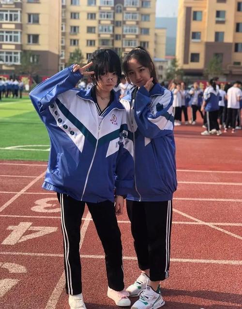 关于最近比较火的校服口罩妹