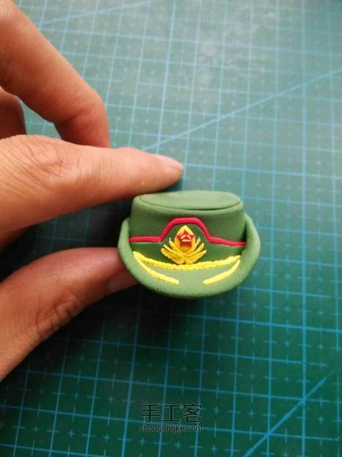 粘土做的陆军女兵军帽的教程图解(2)