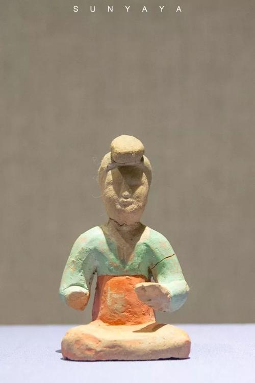 彩泥塑坐姿弹琴女俑·唐代·吐鲁番阿斯塔纳墓地出土