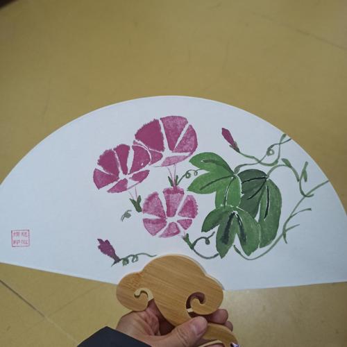 diy扇子创意绘画活动 写美篇   扇面画是中国历史悠久的传统艺术品,它