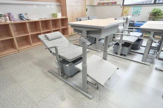 午睡自由这所小学的课桌椅变身午睡神器