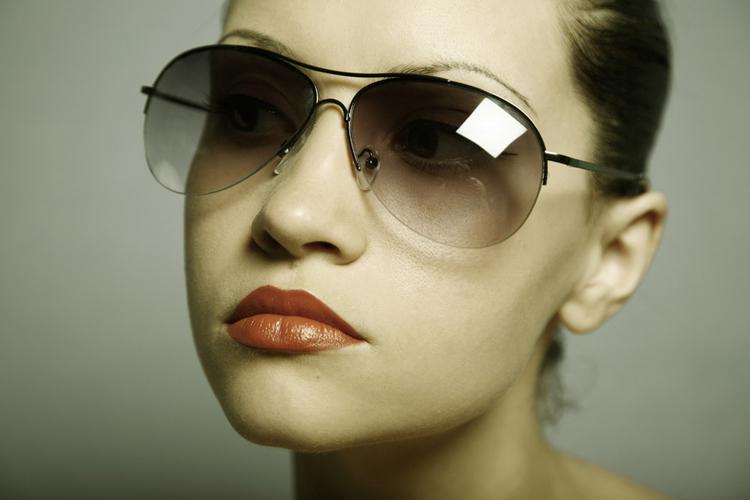 淘图网 图片素材 人物图片 美女图片 戴眼镜的时尚美女   关键词:戴