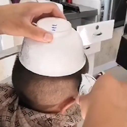 带孩子去理发店剪锅盖头,理发师接下来的举动,让妈妈笑弯了腰