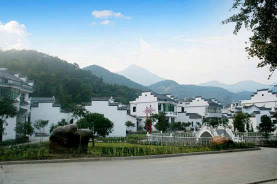 在安庆市潜山县的西北边陲,大山深处,有一座千年古村落——官庄村.