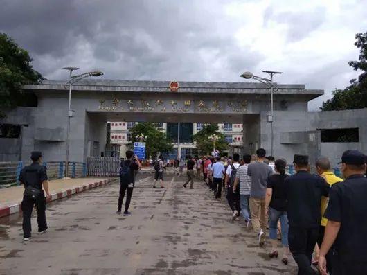 那里连自杀的机会都不会给你到缅北的第一晚他被关进了小黑屋