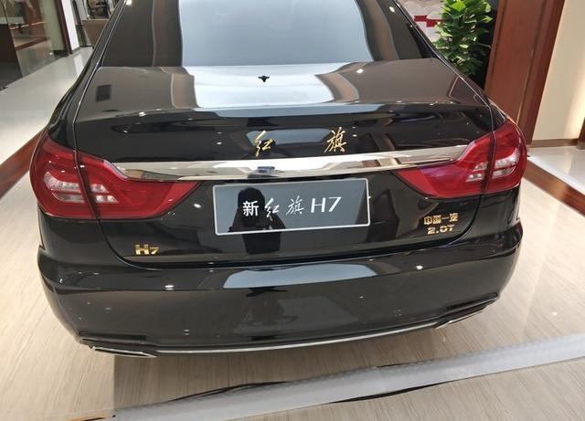 偶遇新款红旗h7,金色红旗车标加上传统元素,能拼得过bba吗?