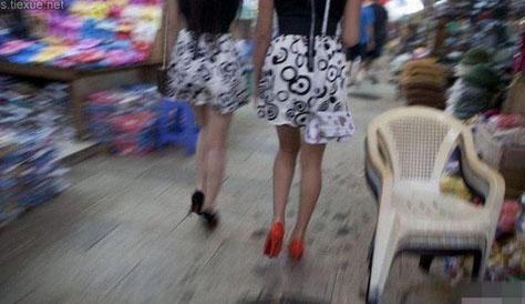 越南妹子在中越边境低价服务中国男人场面