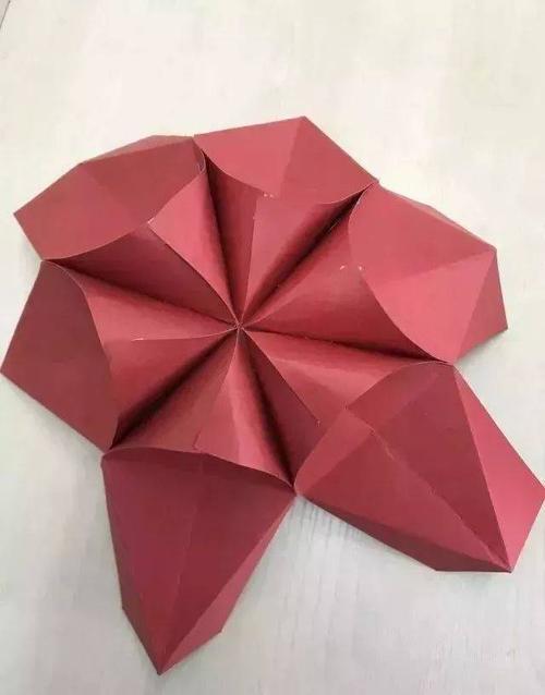 取剩下6个小长方形卡纸,按步骤1至步骤5所示制作灯笼的另一半.