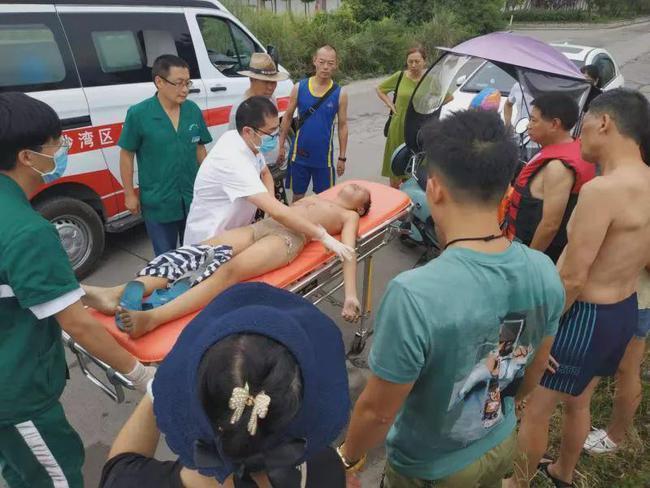 乐山一男孩大渡河边玩水险些被冲走,关键时刻幸好有他们!